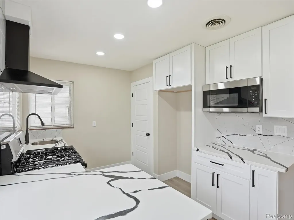 18686 Brady Redford Charter Township MI 48240