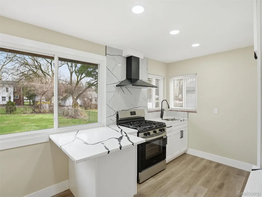 18686 Brady Redford Charter Township MI 48240