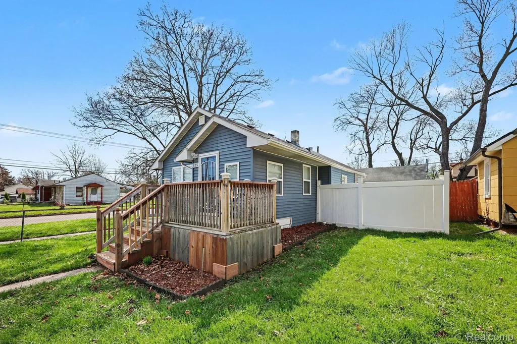 925 Kenilworth Avenue Pontiac City MI 48340