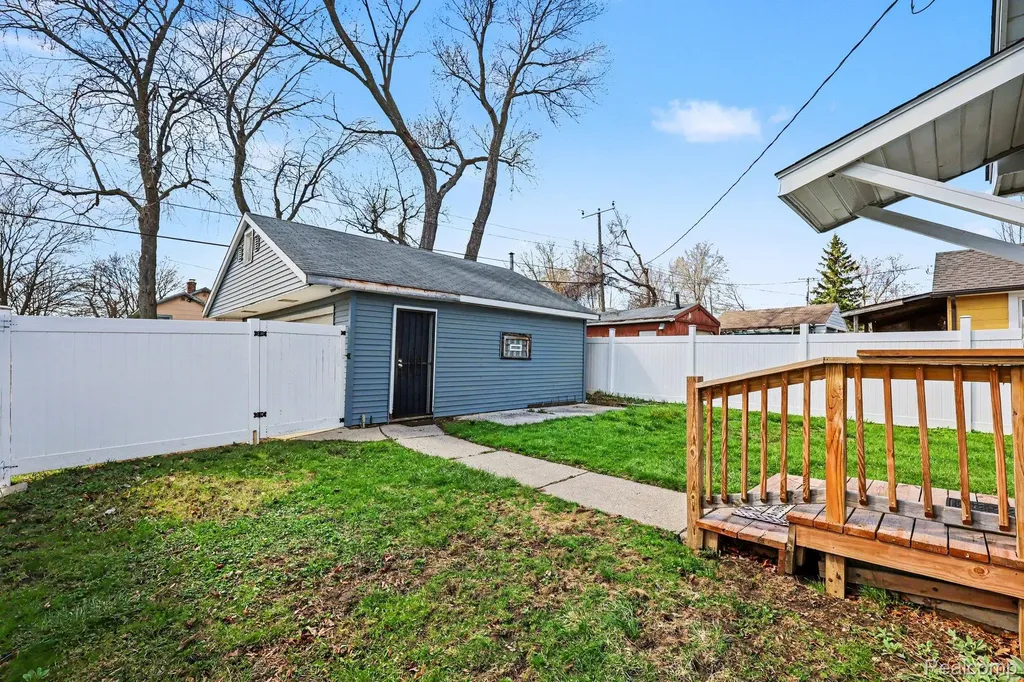 925 Kenilworth Avenue Pontiac City MI 48340