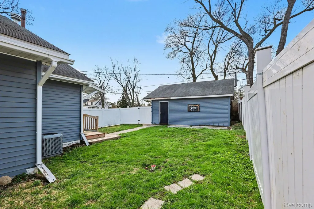 925 Kenilworth Avenue Pontiac City MI 48340