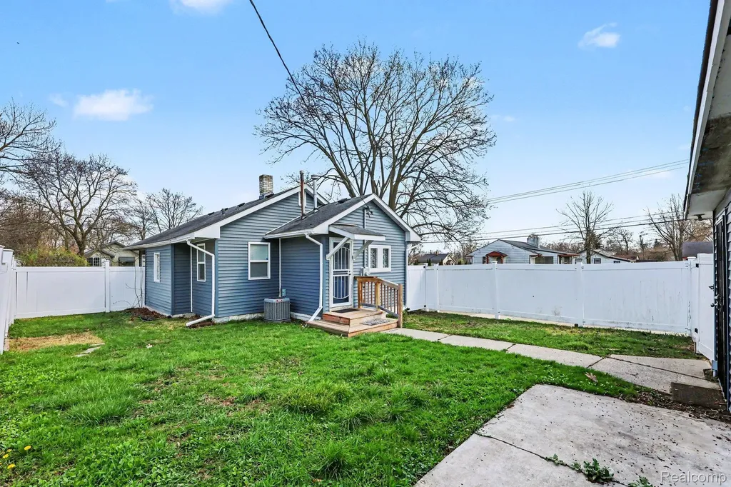 925 Kenilworth Avenue Pontiac City MI 48340