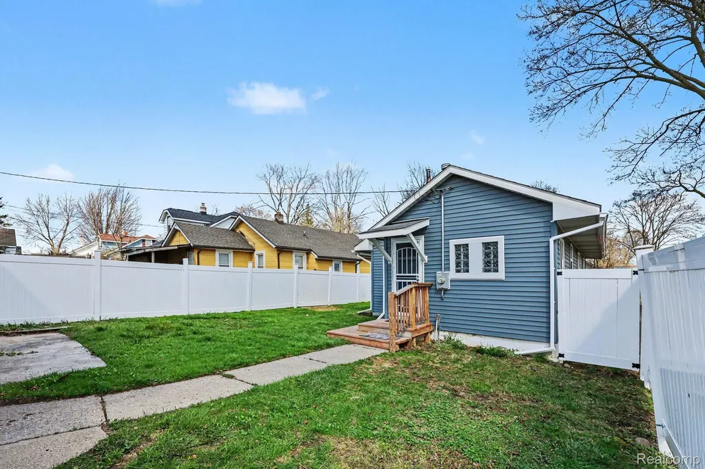 925 Kenilworth Avenue Pontiac City MI 48340