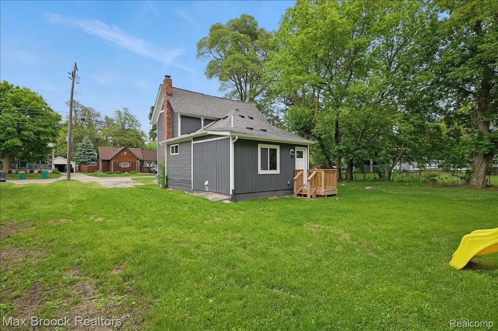 515 Clinton Street Howell City MI 48843
