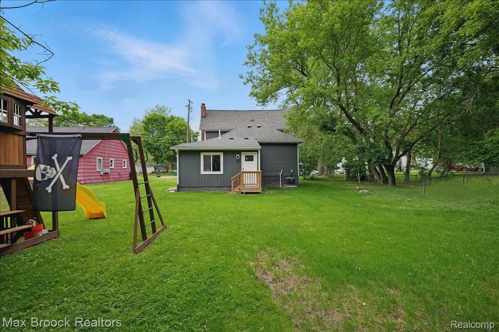 515 Clinton Street Howell City MI 48843