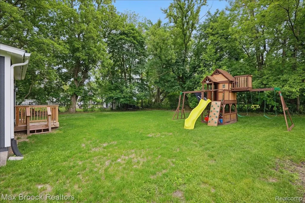 515 Clinton Street Howell City MI 48843