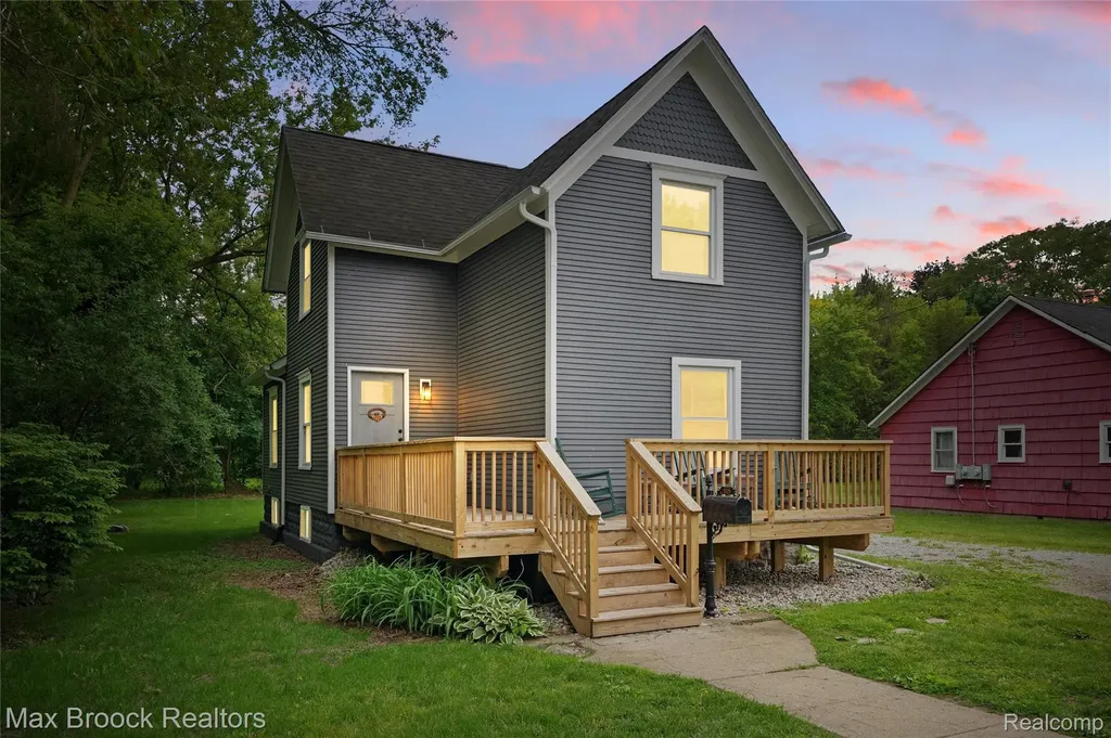 515 Clinton Street Howell City MI 48843