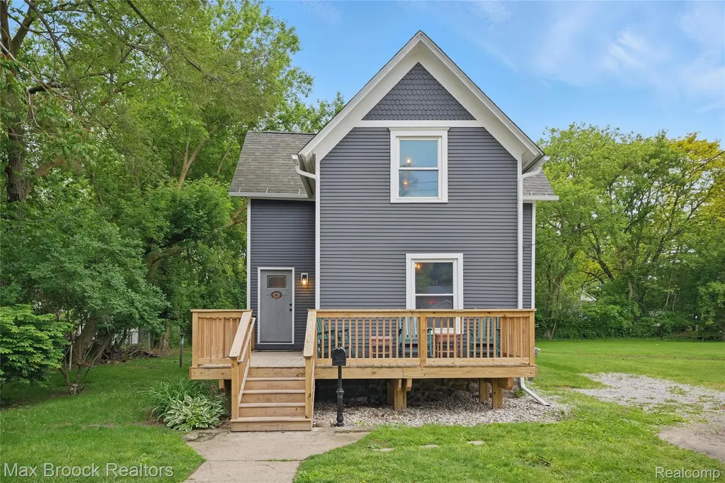 515 Clinton Street Howell City MI 48843