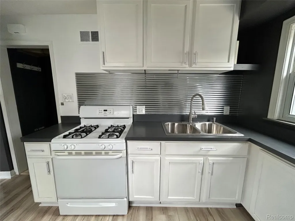 14935 Harrison Street Livonia City MI 48154