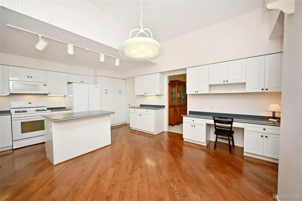 618 Deauville Lane Bloomfield Hills City MI 48304