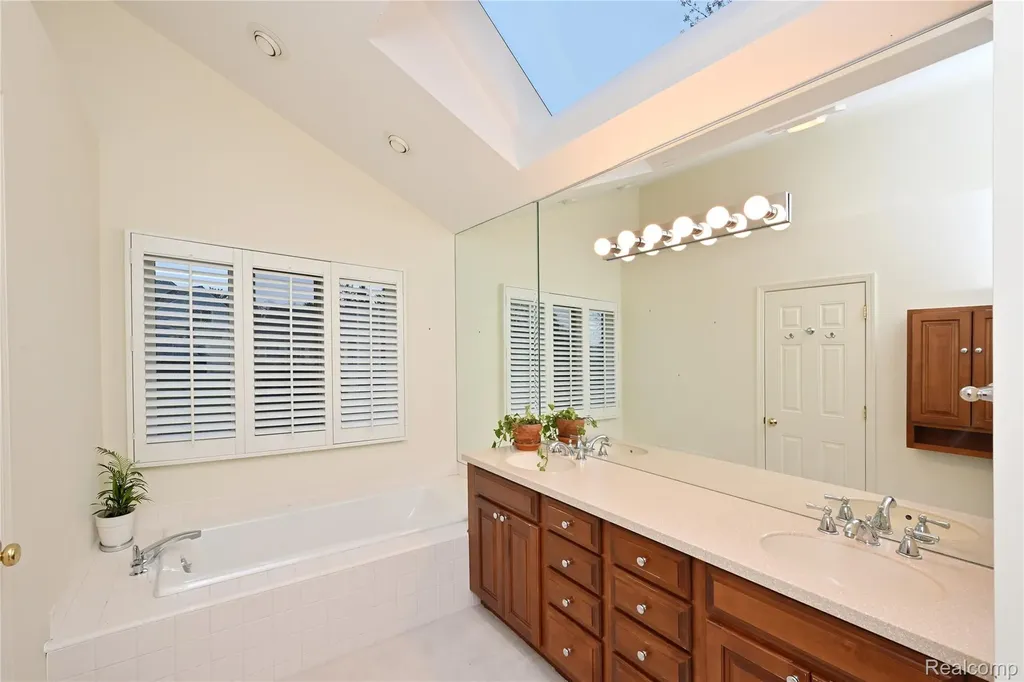 618 Deauville Lane Bloomfield Hills City MI 48304