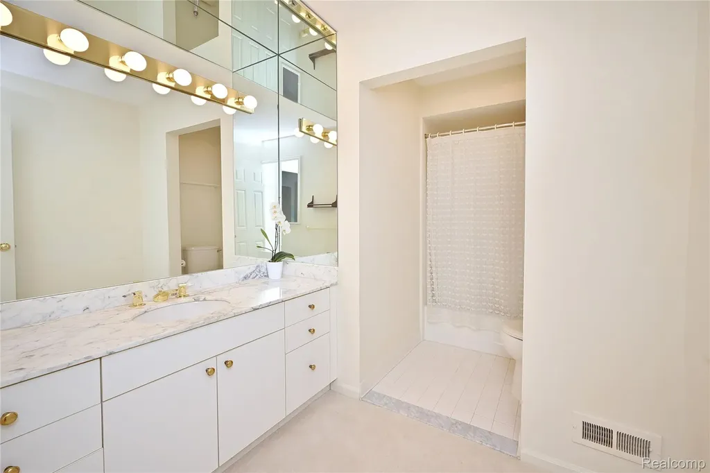 618 Deauville Lane Bloomfield Hills City MI 48304