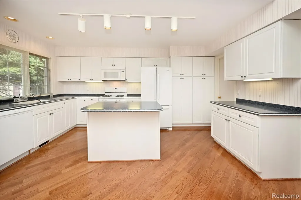 618 Deauville Lane Bloomfield Hills City MI 48304