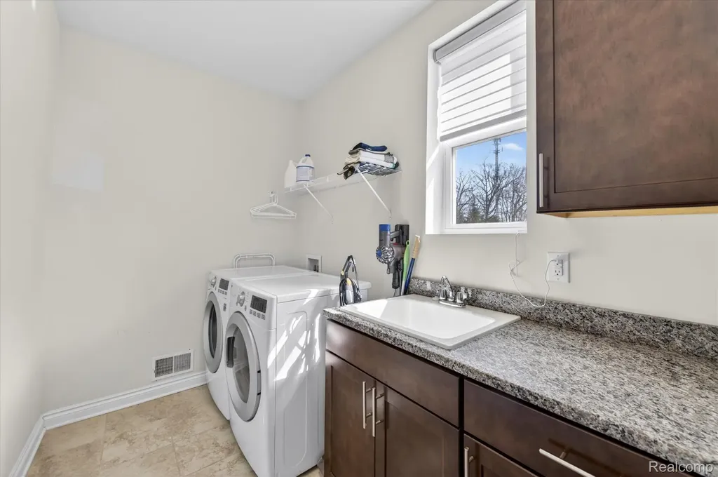 2942 Montgomery Circle Commerce Charter Township MI 48390