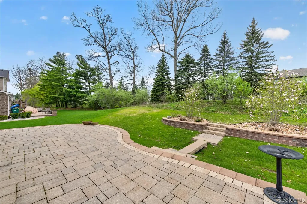 2942 Montgomery Circle Commerce Charter Township MI 48390