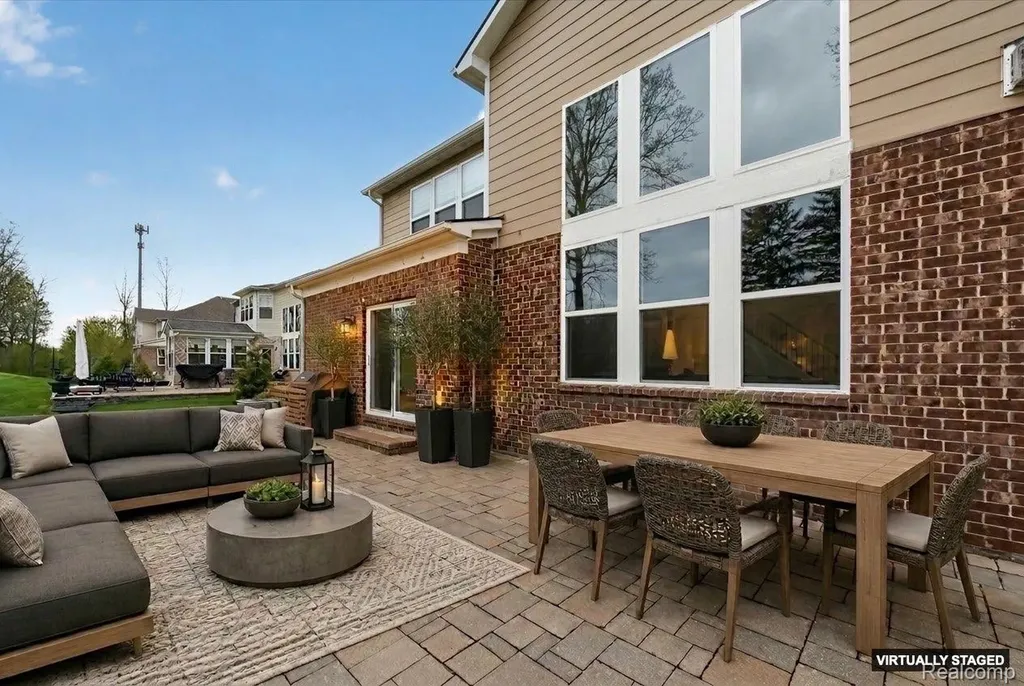 2942 Montgomery Circle Commerce Charter Township MI 48390