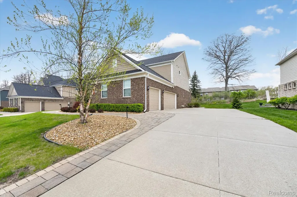 2942 Montgomery Circle Commerce Charter Township MI 48390
