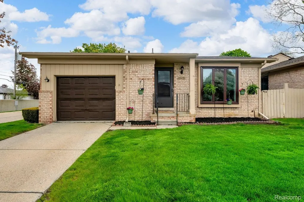 29454 Scarborough Drive Warren City MI 48088