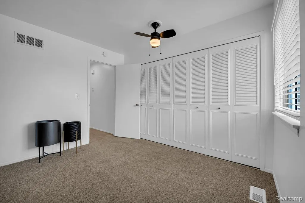 29454 Scarborough Drive Warren City MI 48088