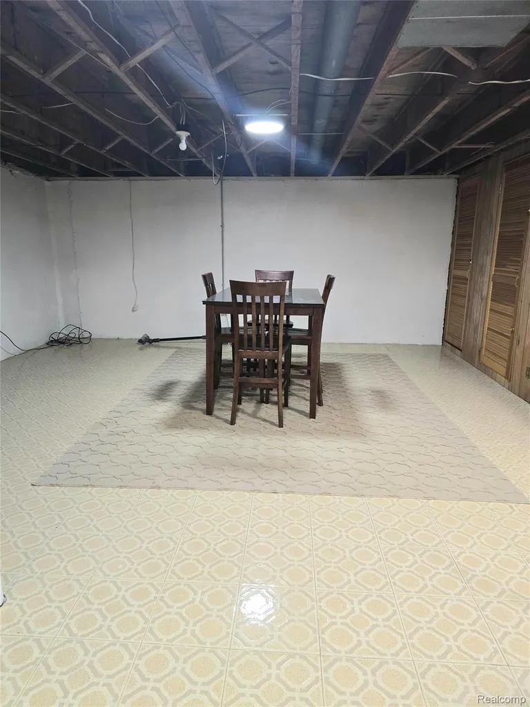 29454 Scarborough Drive Warren City MI 48088