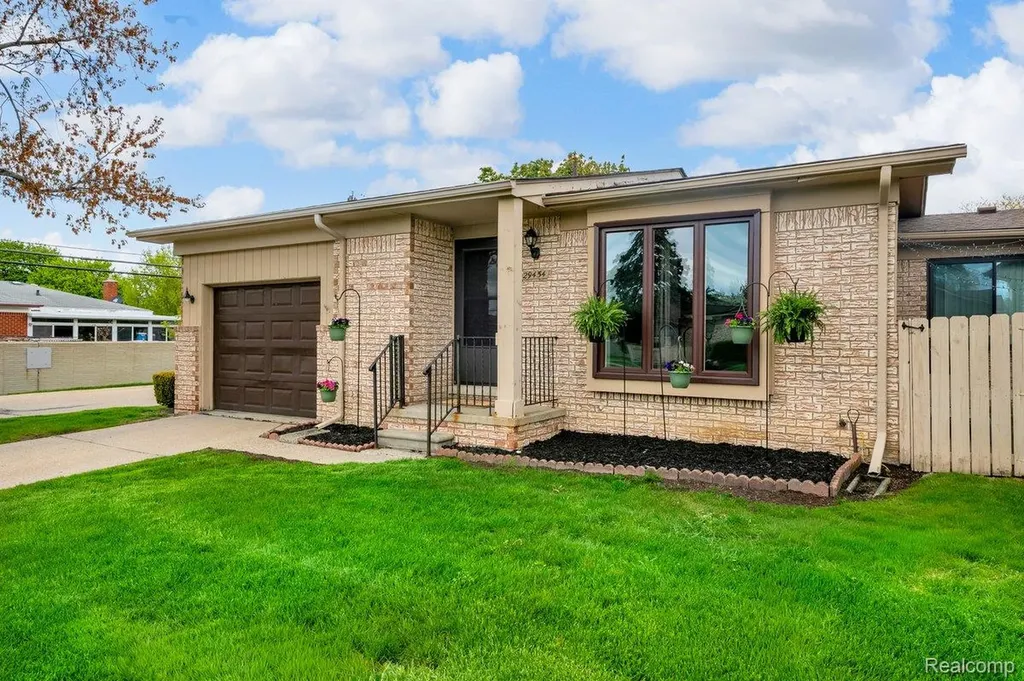 29454 Scarborough Drive Warren City MI 48088