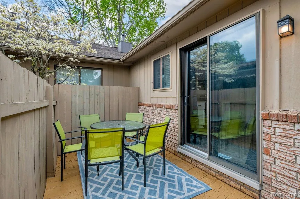 29454 Scarborough Drive Warren City MI 48088