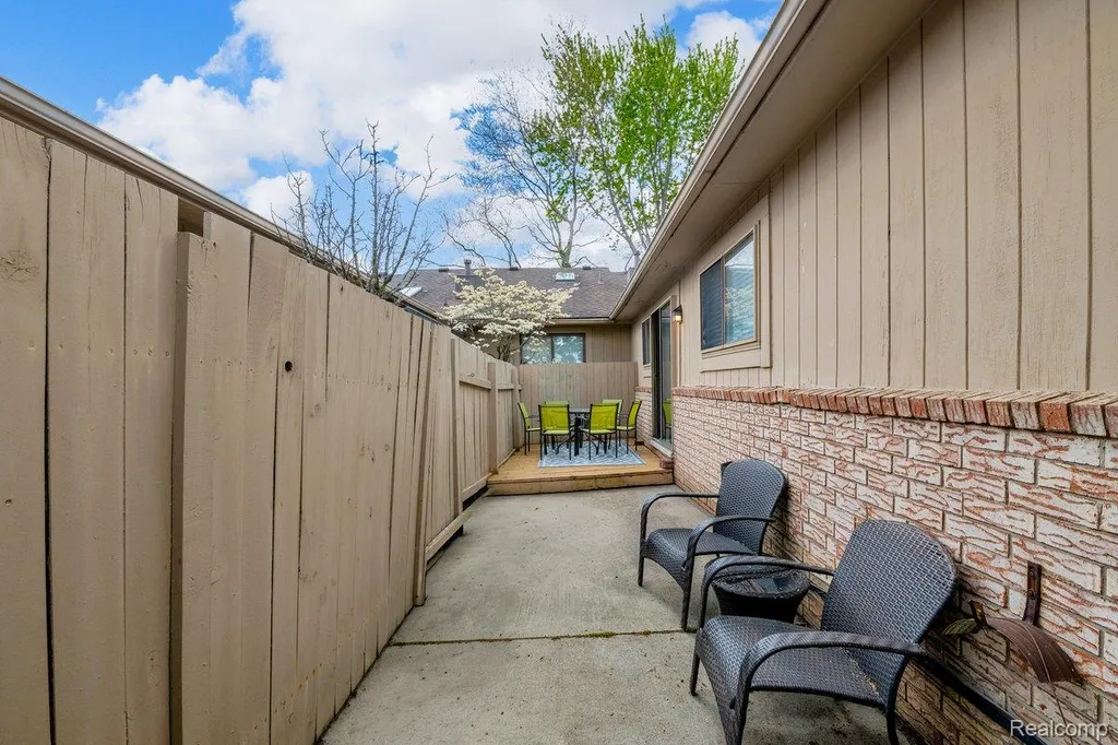 29454 Scarborough Drive Warren City MI 48088