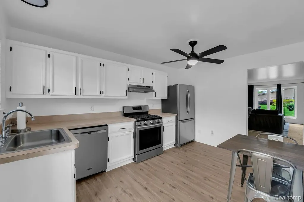 29454 Scarborough Drive Warren City MI 48088