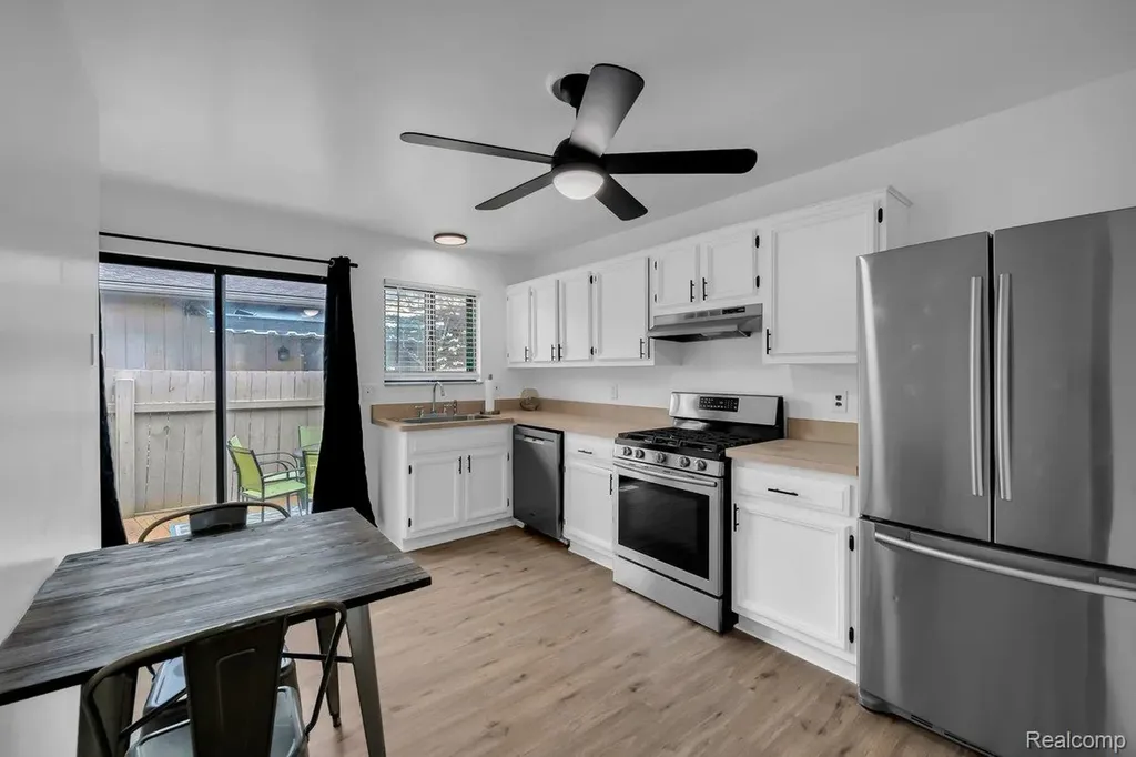 29454 Scarborough Drive Warren City MI 48088