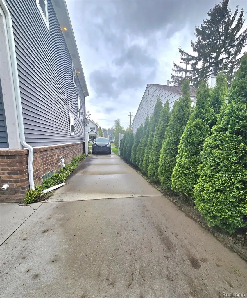2220 Barrett Avenue Royal Oak City MI 48067