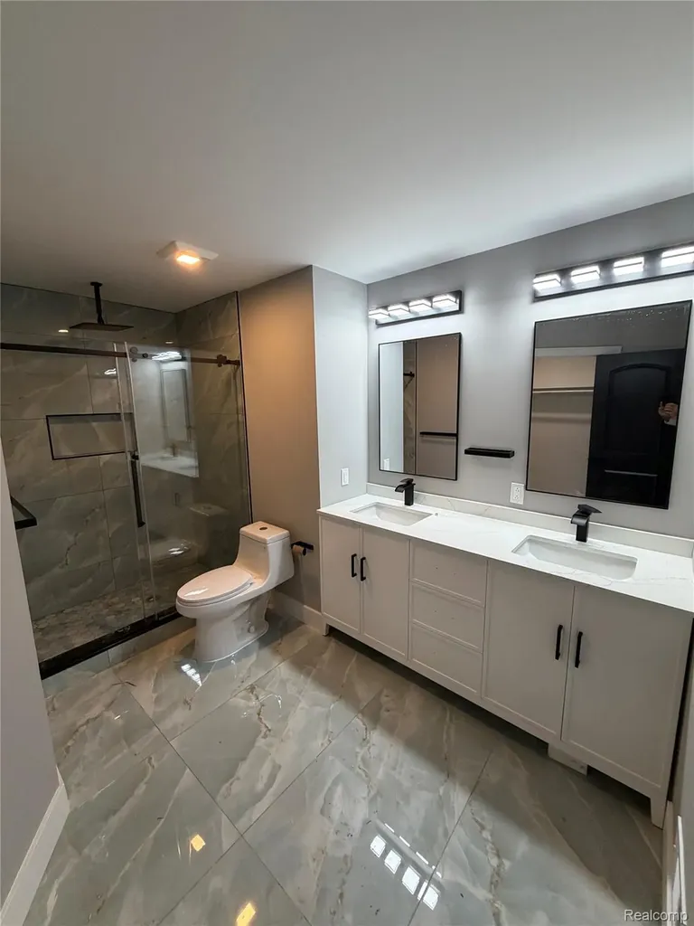 5140 Woodrun Court West Bloomfield Charter Township MI 48323