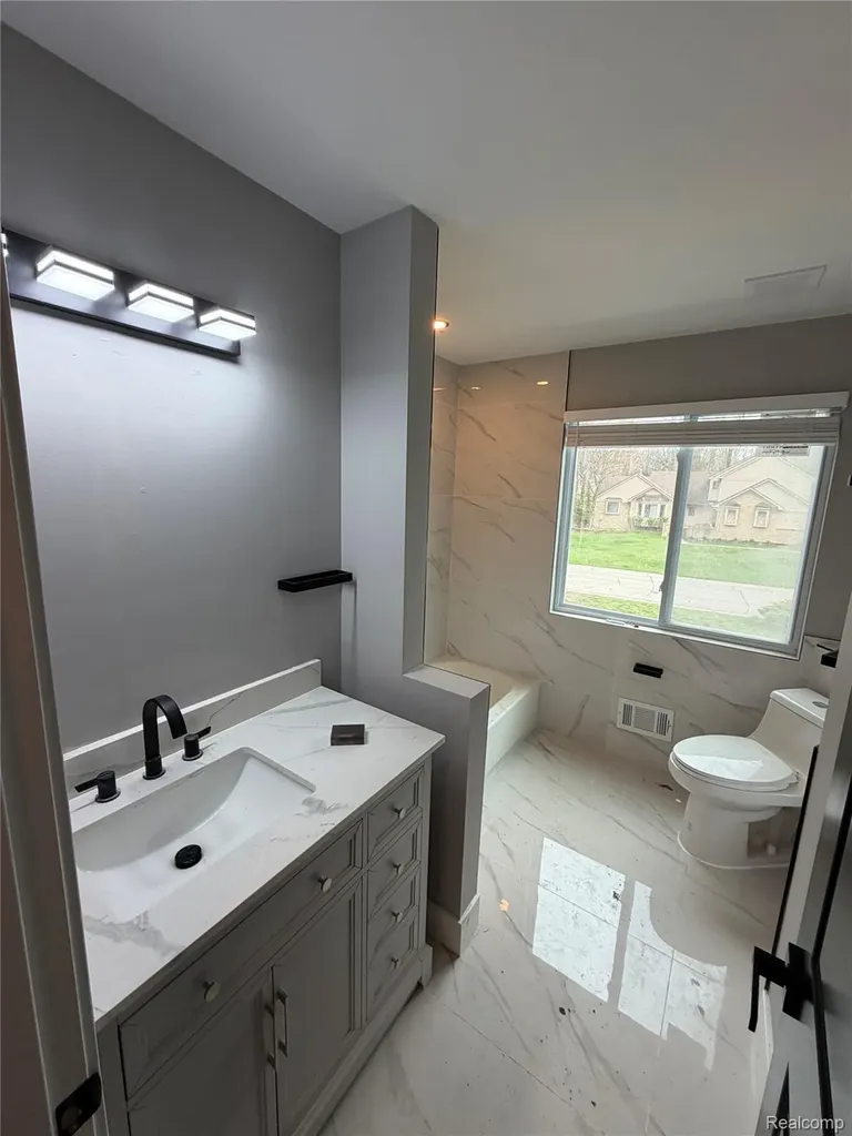 5140 Woodrun Court West Bloomfield Charter Township MI 48323
