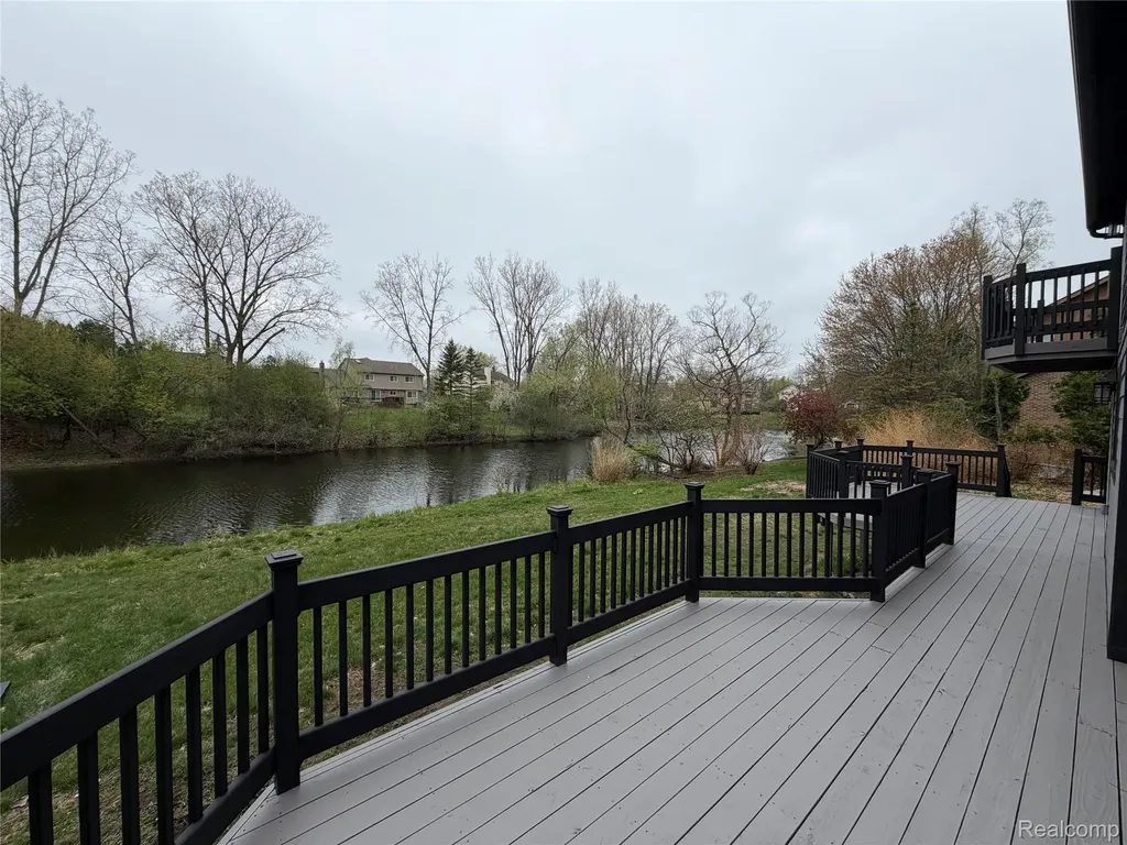 5140 Woodrun Court West Bloomfield Charter Township MI 48323