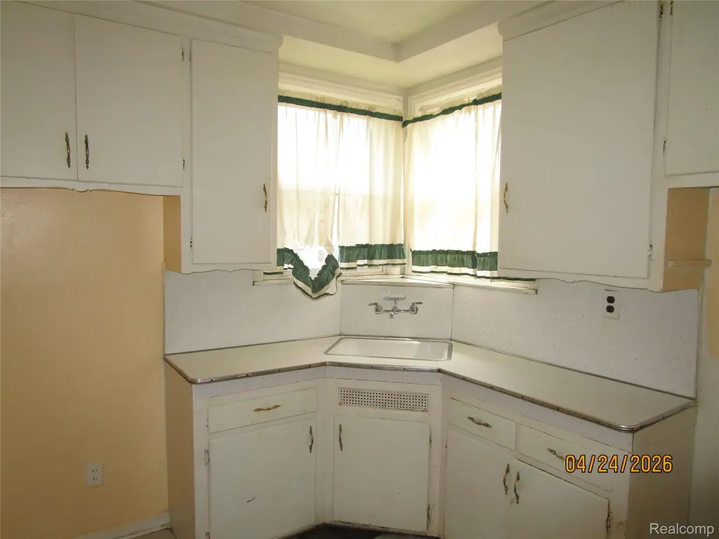 19500 Hoover Street Detroit City MI 48205