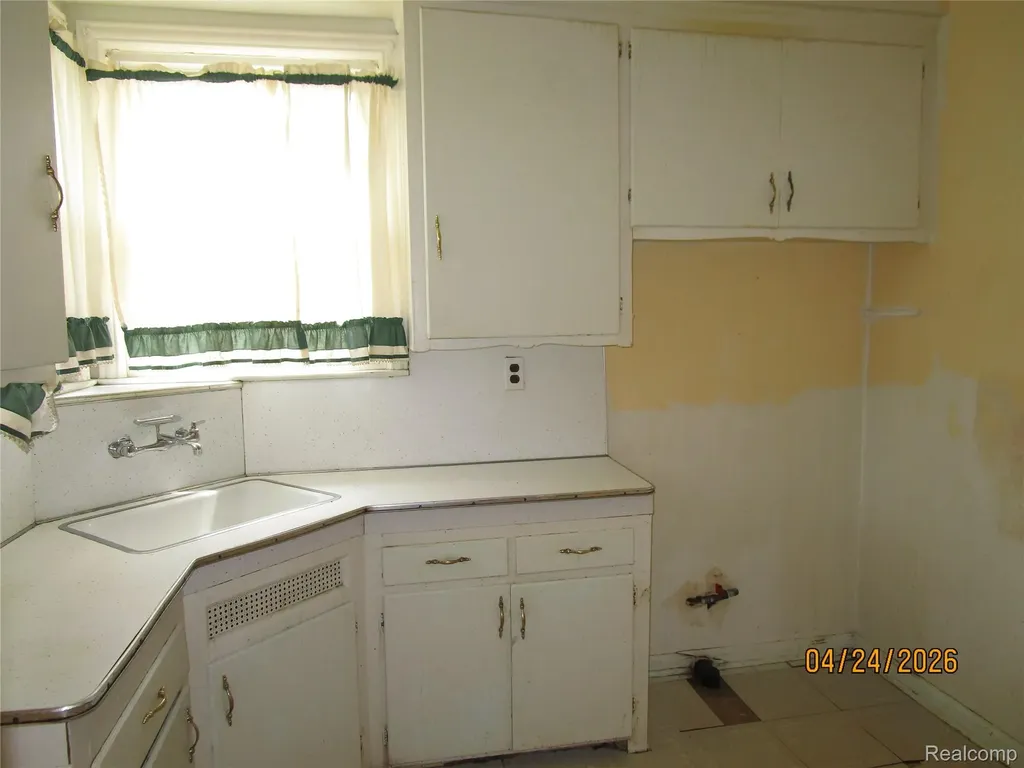 19500 Hoover Street Detroit City MI 48205
