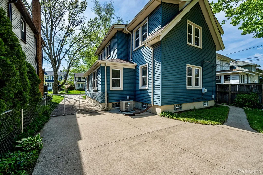 1037 Longfellow Avenue Royal Oak City MI 48067