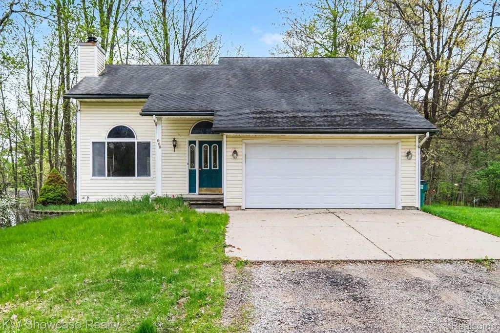 959 E Maple Street Holly Township MI 48442