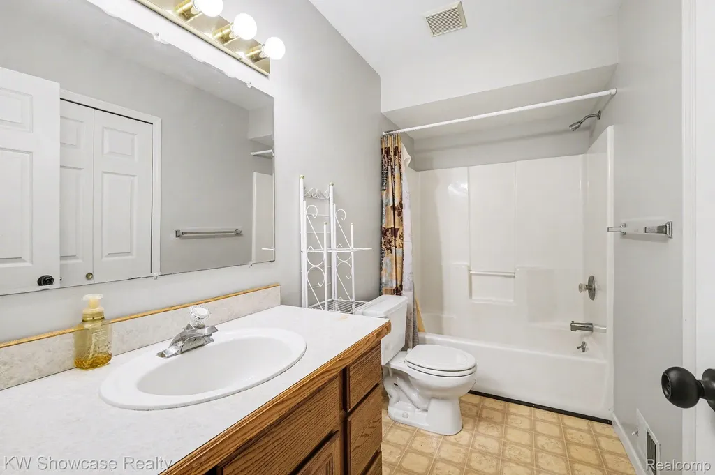 959 E Maple Street Holly Township MI 48442