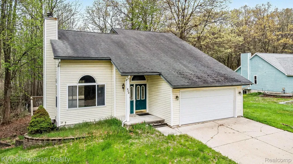959 E Maple Street Holly Township MI 48442