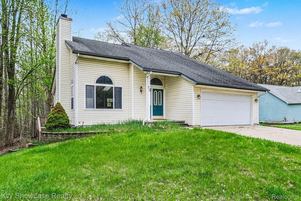 959 E Maple Street Holly Township MI 48442