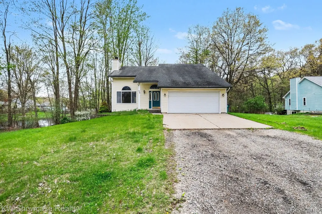 959 E Maple Street Holly Township MI 48442