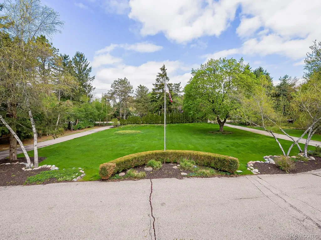 2085 Quarton Road Bloomfield Hills City MI 48301