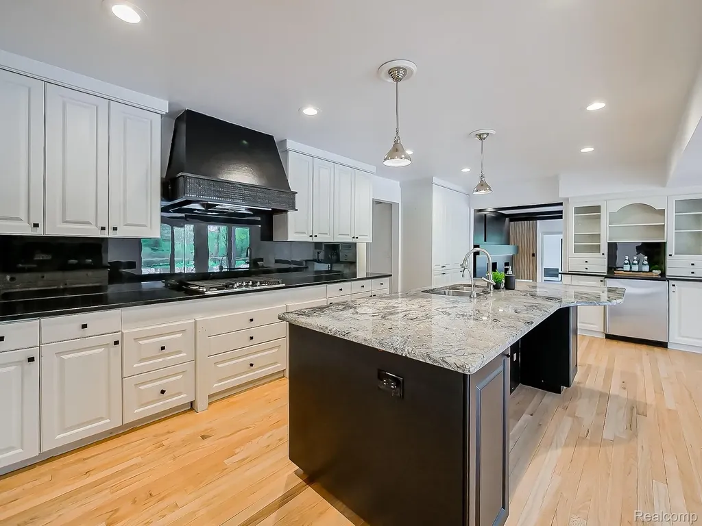 2085 Quarton Road Bloomfield Hills City MI 48301