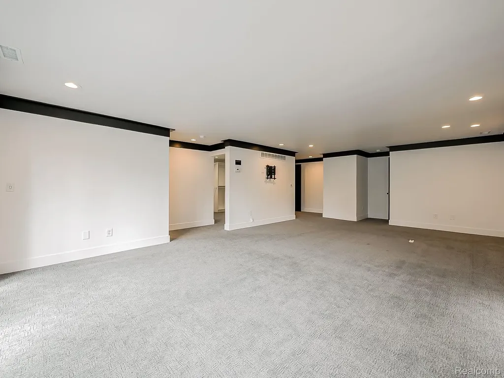 2085 Quarton Road Bloomfield Hills City MI 48301