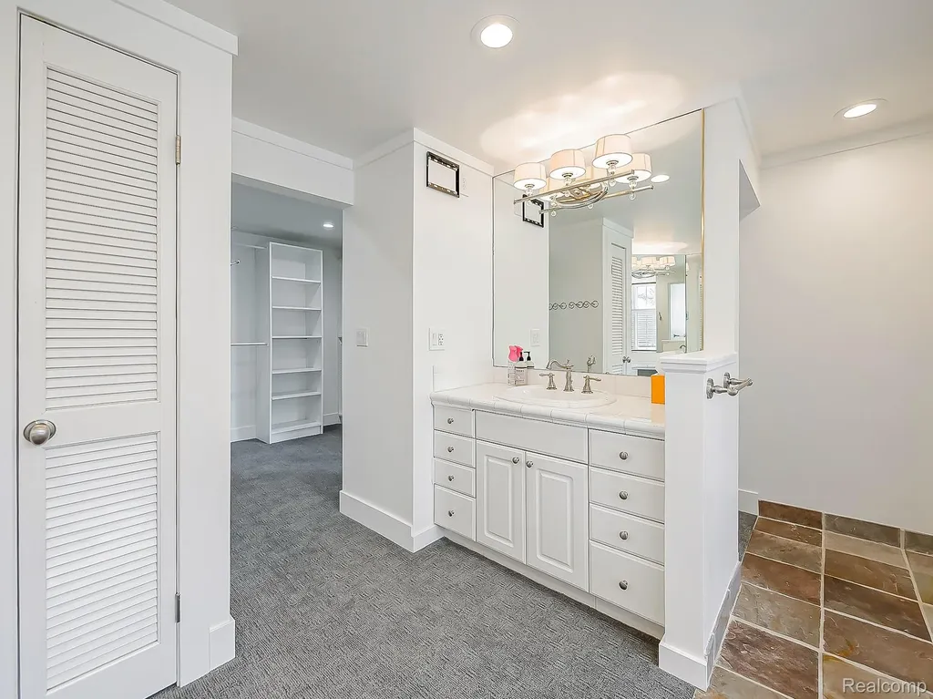 2085 Quarton Road Bloomfield Hills City MI 48301