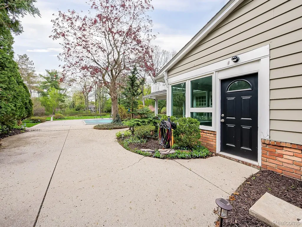 2085 Quarton Road Bloomfield Hills City MI 48301