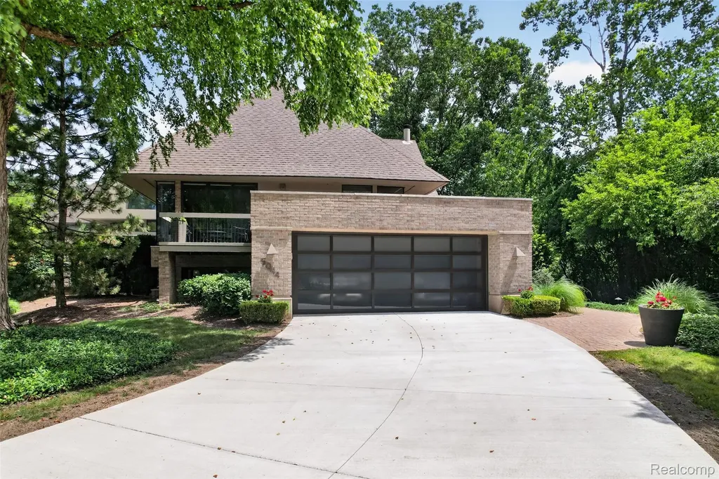 5044 Christy Court Troy City MI 48098