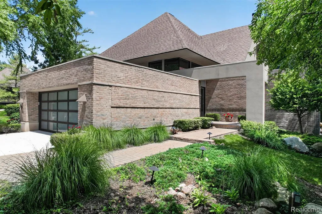 5044 Christy Court Troy City MI 48098