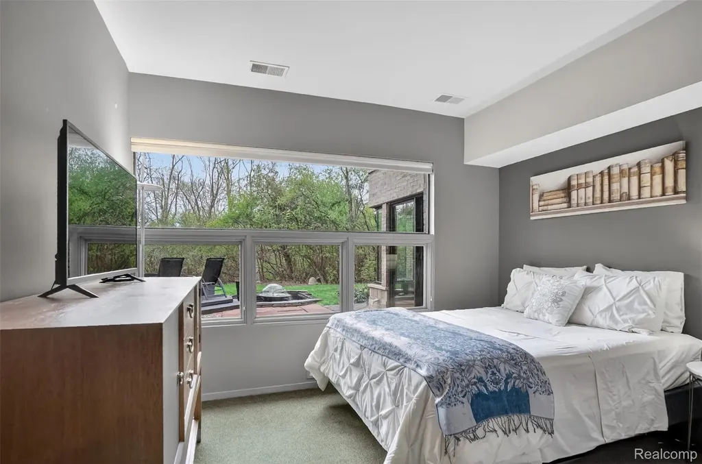 5044 Christy Court Troy City MI 48098