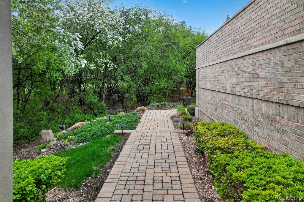 5044 Christy Court Troy City MI 48098